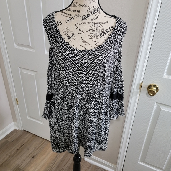 Torrid Cold Shoulder Gauze Top Women’s Size 3 Black And White - Picture 6 of 11